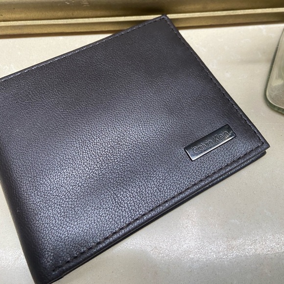 Calvin Klein Leather Wallet. UNISEX - Picture 3 of 11